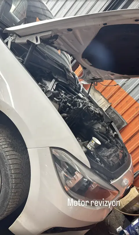Ünye Biçen Oto Servis — Serviste açık kaputlu beyaz otomobil