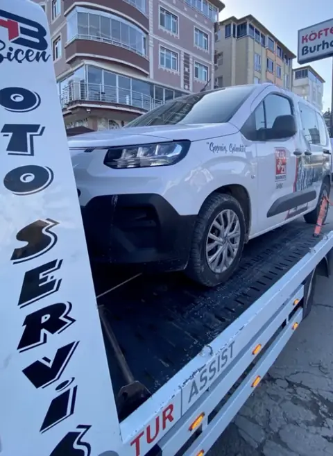 Ünye oto çekici — Biçen Oto Servis: Çekici platformundaki beyaz SUV