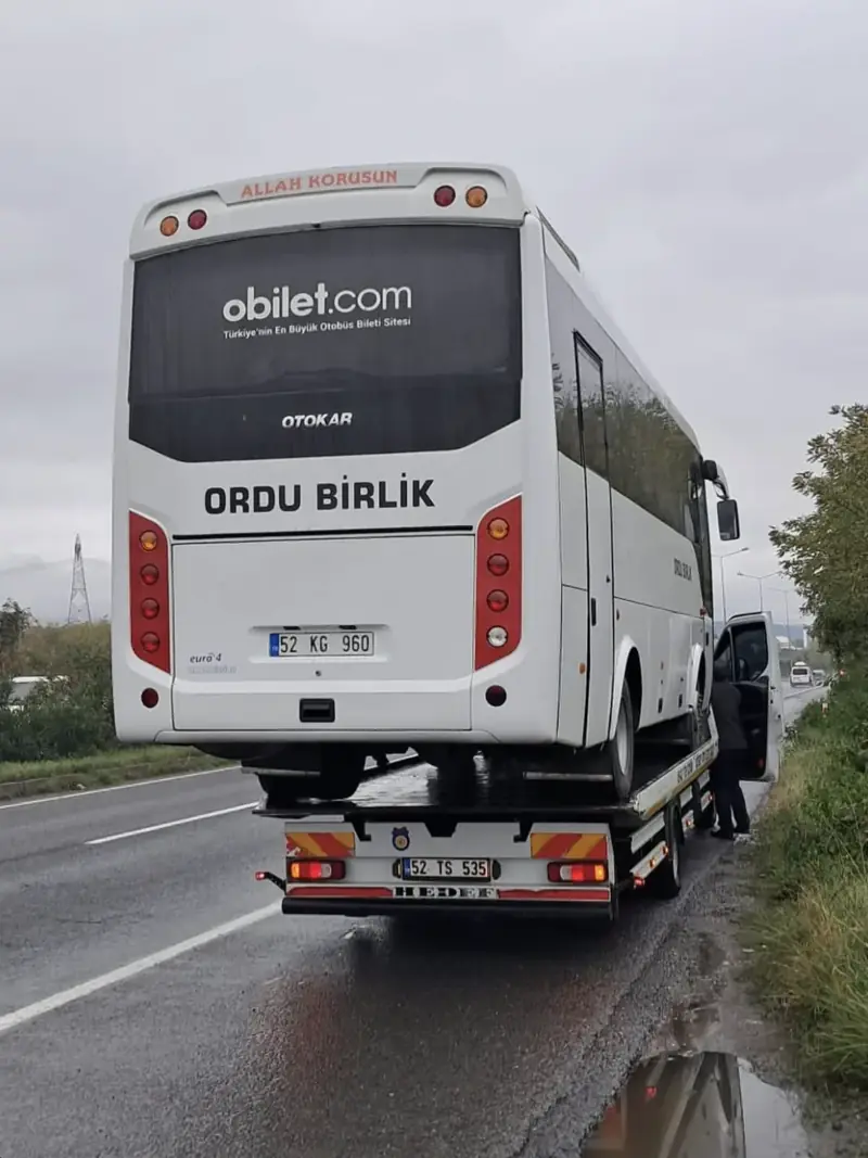 Ünye oto çekici — Biçen Oto Servis: Çekici platformundaki minibüs